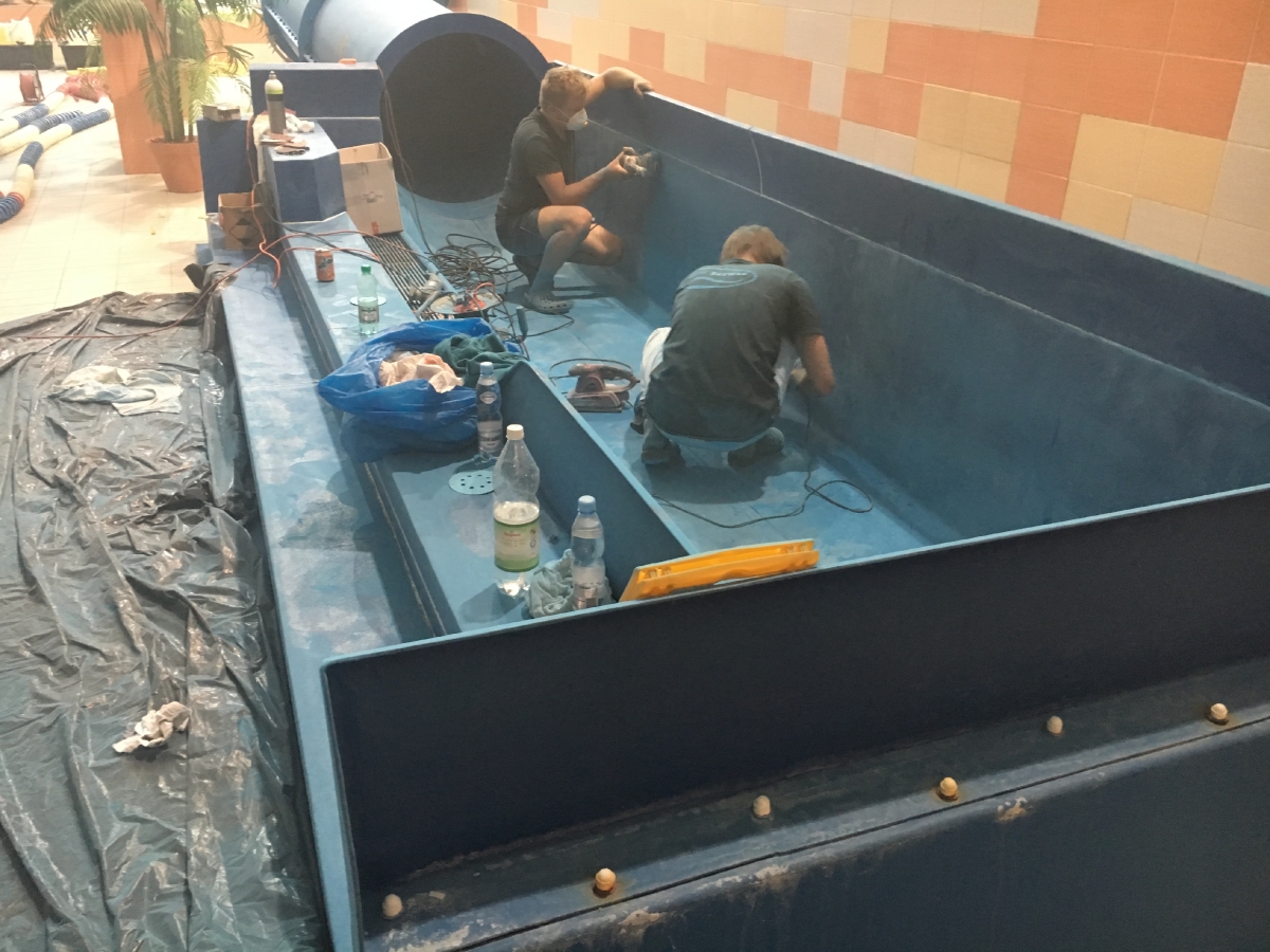 Serwis zjeżdzalni wodnych-volmar (6) Na zdjęciu widać pracowników zajmujących się serwisowaniem niebieskiej zjeżdżalni wodnej w aquaparku.